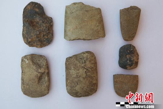 贵州贵安新区牛坡洞遗址出土磨制石器 贵州省考古所 摄