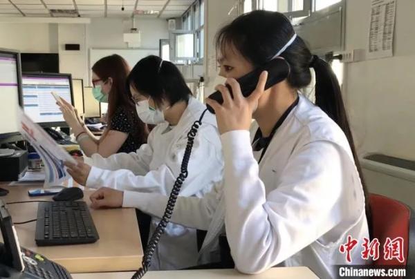 资料图：法国华人医生纳娜正在接听急救热线。纳娜供图
