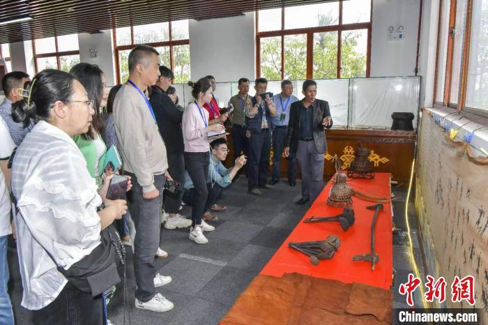 11月1日，符进平向海外华文媒体人士介绍自己收藏的黎族传统物件。　骆云飞 摄